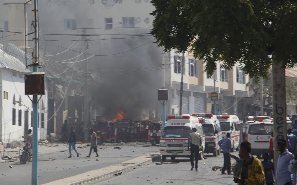 Al menos 20 personas murieron hoy y 30 resultaron heridas en un ataque suicida con coche bomba cometido contra un restaurante en Mogadiscio, capital de Somalia, confirmó a Efe el agente de policía Abshir Nur, que estaba en la zona del atentado. (ARCHIVO) 