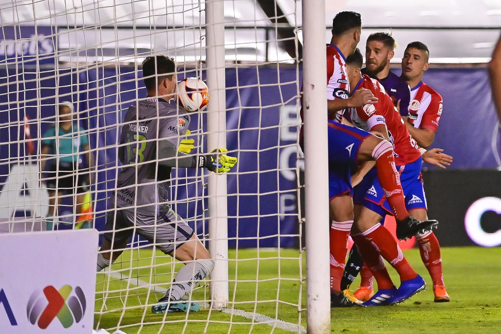 Era el minuto siete del partido entre el Atlético de San Luis y Toluca en la cancha del Alfonso Lastras. (ESPECIAL) 