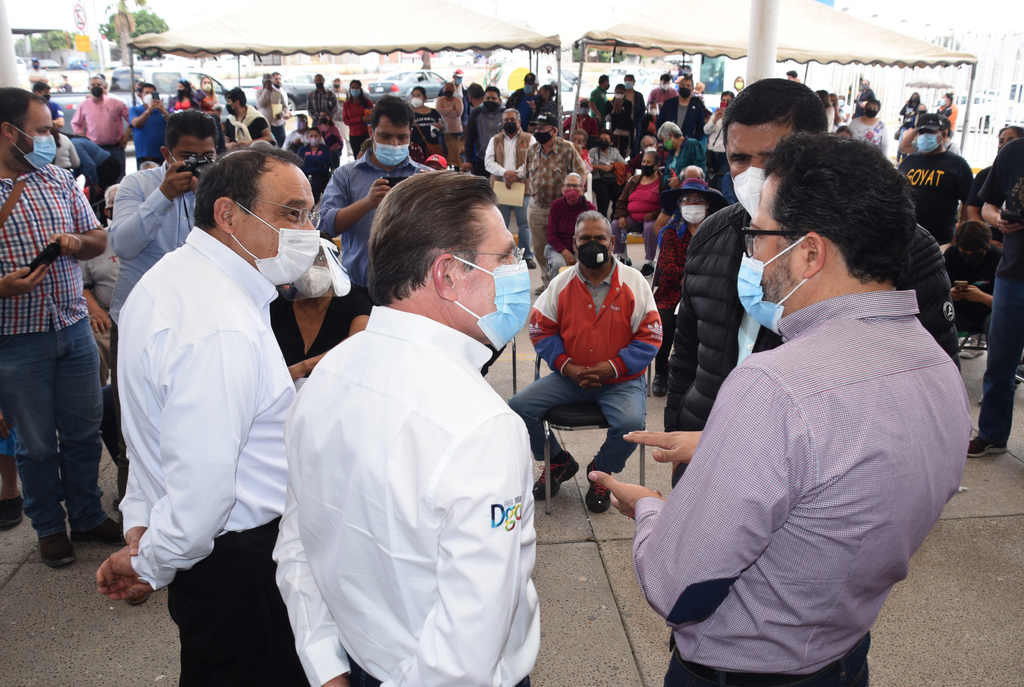 Édgar Morales realizó una gira de supervisión por los módulos de vacunación colocados en Ciudad Lerdo.