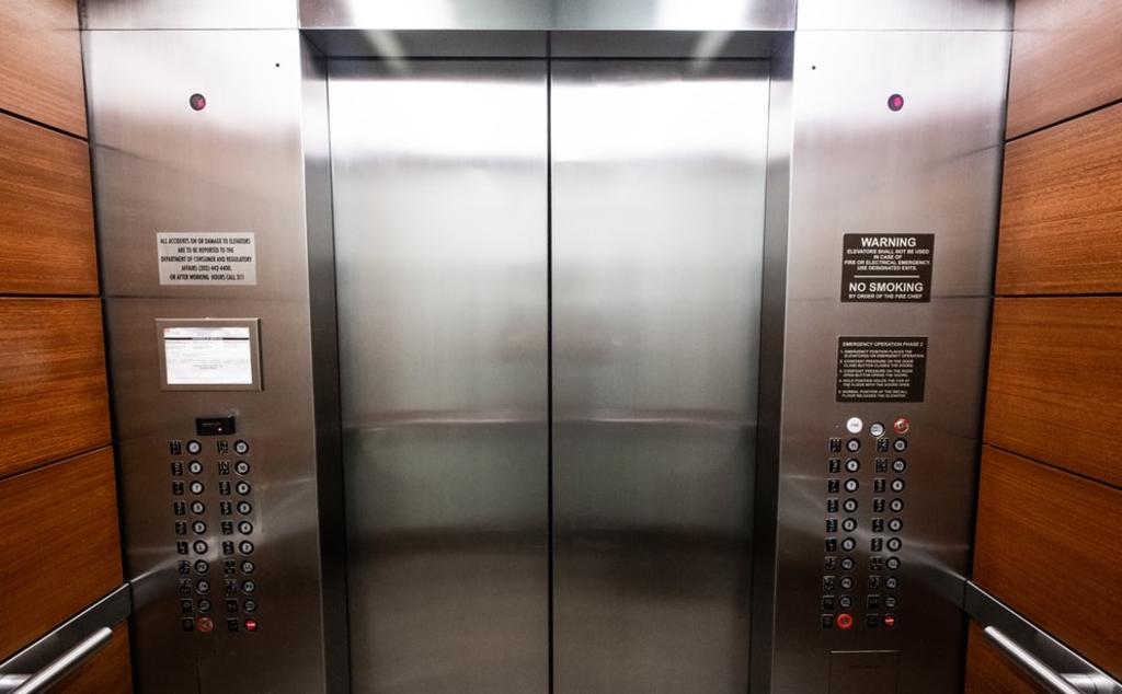 El hombre quedó atrapado entre el mecanismo del elevador, lo que le provocó la muerte (ESPECIAL) 