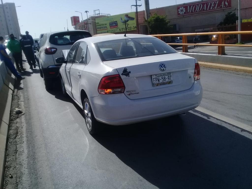Al medio día de este sábado se registró un accidente múltiple en la parte alta del puente Diana Laura de la ciudad de Torreón. (EL SIGLO DE TORREÓN
