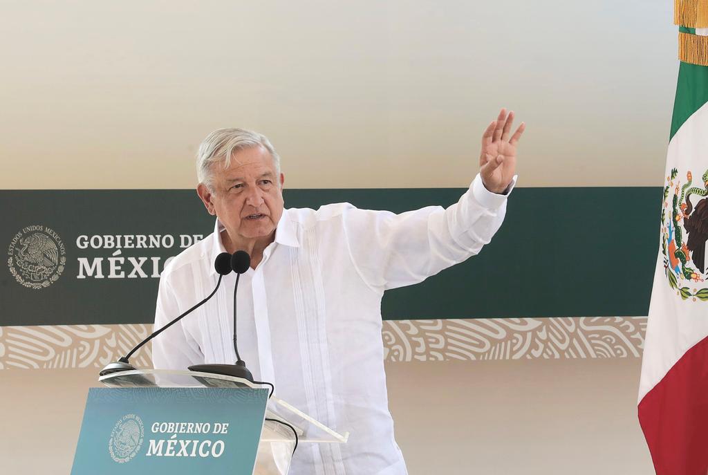 El presidente Andrés Manuel López Obrador aseguró que aunque a nivel mundial y en México estén disminuyendo los contagios por COVID-19, llamó a la población a no confiarse y mantener las medidas sanitarias para evitar que no haya una tercera ola de contagios. (EFE) 
