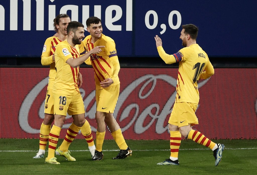 Jugadores del Barcelona celebran luego de marcar el primer tanto en la victoria 2-0 sobre Osasuna.