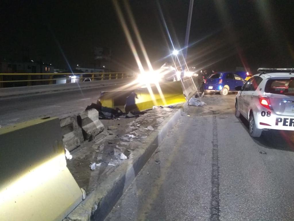 Un conductor resultó lesionado luego de impactar su vehículo contra el muro de contención sobre el puente El Tajito de la ciudad de Torreón. (EL SIGLO DE TORREÓN)