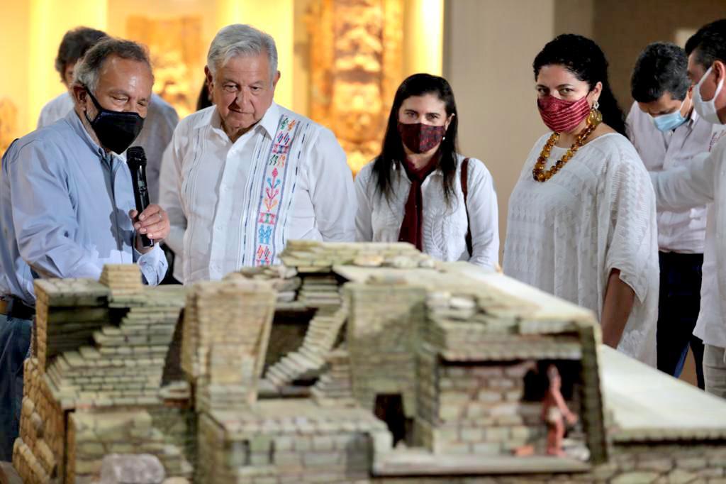 El presidente Andrés Manuel López Obrador inauguró este domingo el Pabellón de la Reina Roja en la zona arqueológica de Palenque, Chiapas, y al cual, auguró, se convertirá en un atractivo de primer orden para visitantes nacionales y extranjeros. (TWITTER)