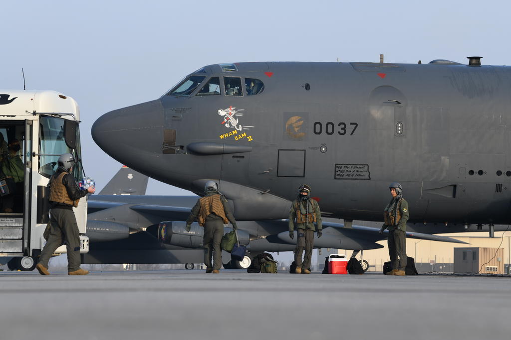 Un par de bombarderos B-52 estadounidenses volaron sobre el Medio Oriente el domingo, la misión más reciente de su tipo en la región para enviarle una advertencia a Irán en medio de las tensiones entre Washington y Teherán. (AP) 