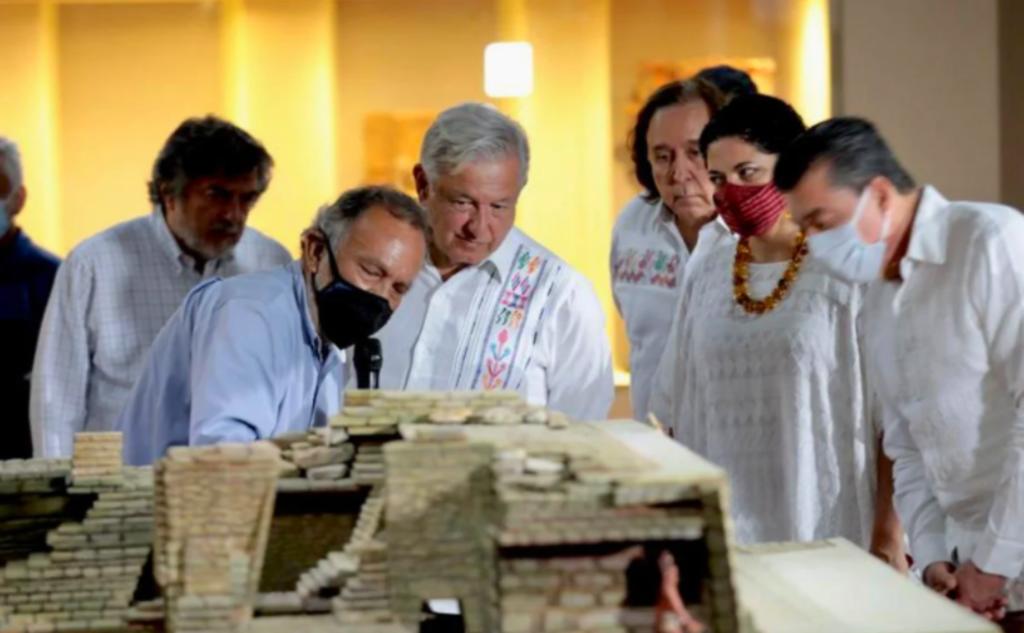 El presidente Andrés Manuel López Obrador inauguró este domingo el Pabellón de la Reina Roja en la zona arqueológica de Palenque, Chiapas, y al cual, auguró, se convertirá en un atractivo de primer orden para visitantes nacionales y extranjeros. (ESPECIAL) 
