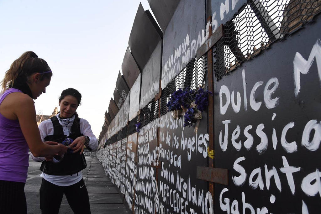 Este domingo decenas de familias se reúnen en el Zócalo de la Ciudad de México, donde han comenzado a colocar ofrendas de flores en las vallas que rodean al Palacio Nacional, en honor a víctimas de feminicidio. (ARCHIVO)
