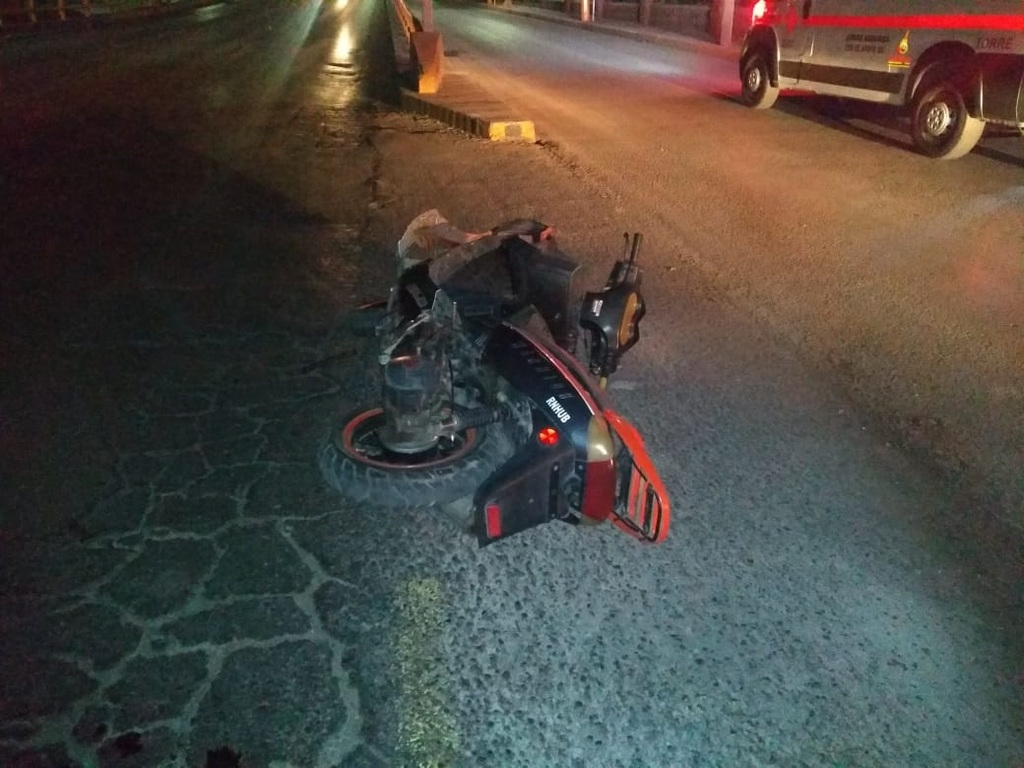 La noche del sábado un motociclista ebrio resultó lesionado tras chocar contra el camellón ante un puente vehicular. (EL SIGLO DE TORREÓN)