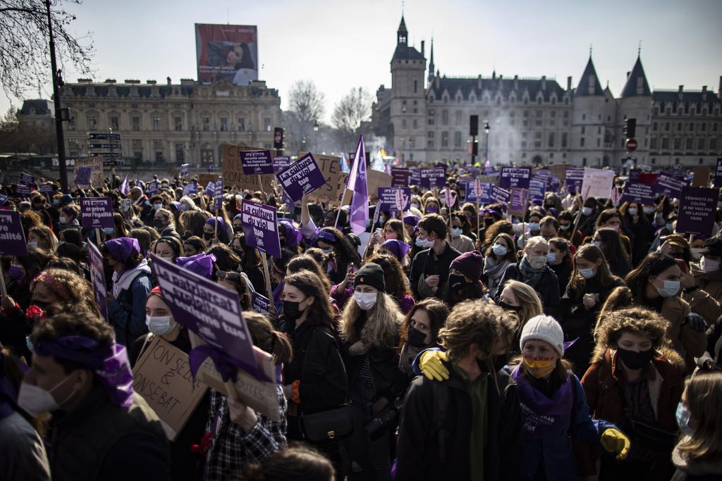 Este 8 de marzo, miles de mujeres alrededor del mundo salen a las calles para realizar marchas en pro de los derechos feministas. La conmemoración se celebra cada 8 de marzo desde 1975, establecido por la Organización de las Naciones Unidas (ONU). (EFE) 
