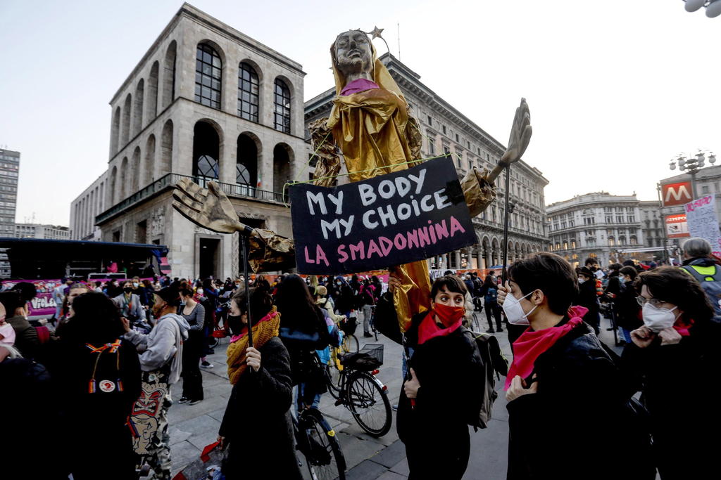 Miles de mujeres se han manifestado este lunes, 8 de marzo, Día Internacional de la Mujer, en distintas ciudades de toda Italia para pedir la igualdad real entre hombres y mujeres, y lo han hecho con tapabocas para evitar los contagios por coronavirus. (ESPECIAL) 