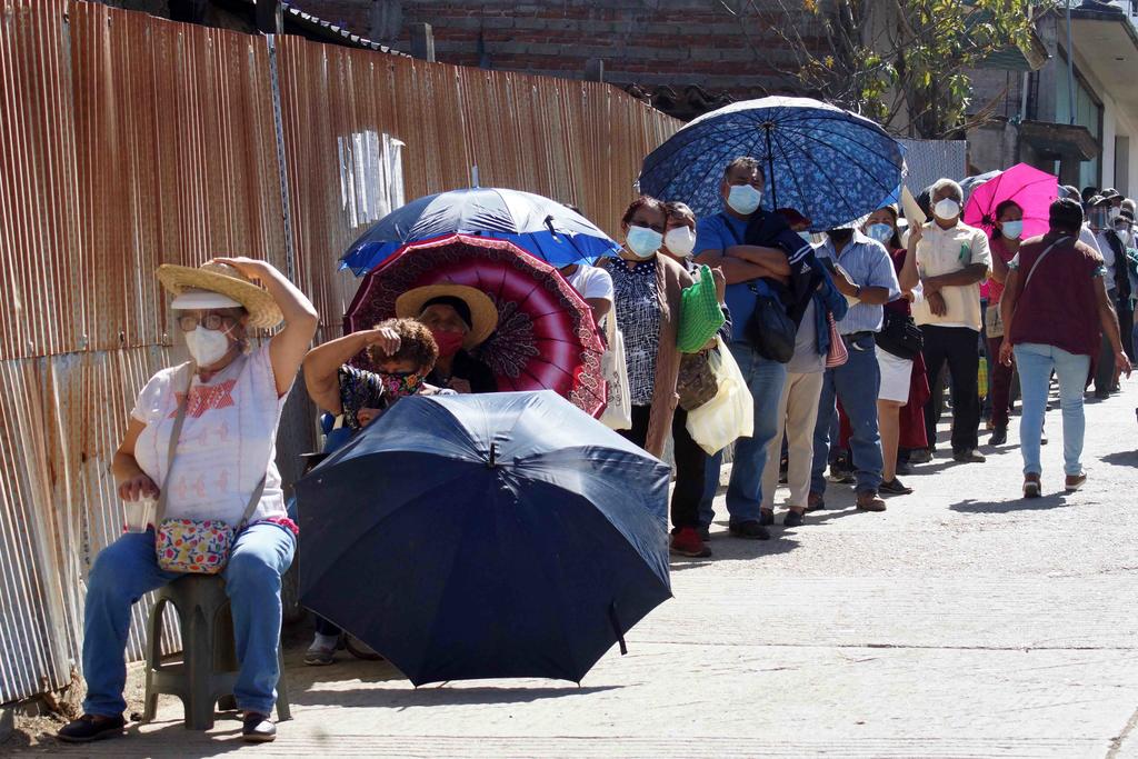 Con más de 20 horas de anticipación, habitantes de la ciudad de Oaxaca realizan filas para ser de los primeros en recibir la vacuna anti COVID-19, luego de que se anunció el arranque del proceso de aplicación de dosis mediante tres jornadas masivas en 11 diferentes puntos de la capital del estado, colonias y agencias municipales. (ARCHIVO)