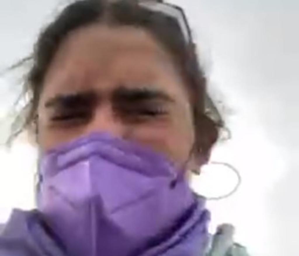 La diputada local de la Ciudad de México, Alessandra Rojo de la Vega grabó mediante una transmisión en vivo a través de su Instagram cómo oficiales de la policía que se encuentran detrás de las vallas de Palacio Nacional, la agredieron con gas lacrimógeno. (Instagram) 