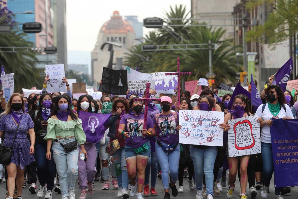 Mauricio Zavalsa fue de los pocos hombres que pudieron marchar con la venia de los colectivos femeninos que protagonizaron la marcha de este Día Internacional de la Mujer. (EL UNIVERSAL)