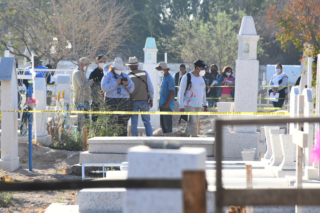 Distintos colectivos de familias de personas desaparecidas arribaron ayer al Panteón Municipal Número 2 de Torreón desde las 6:30 de la mañana para iniciar los trabajos de exhumación. (FERNANDO COMPEÁN)