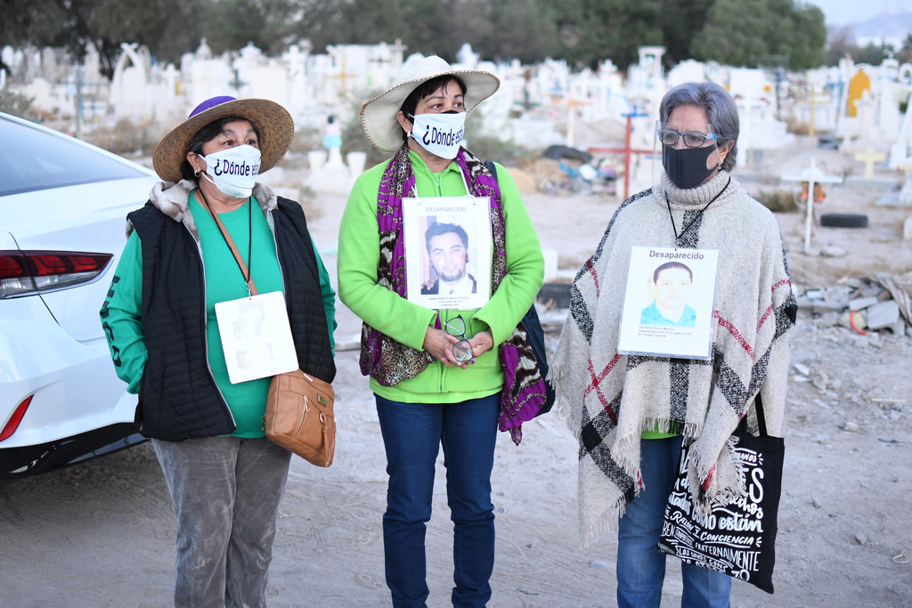 Las madres de personas desaparecidas acudieron con fotografías de sus seres queridos y mensajes alusivos.
