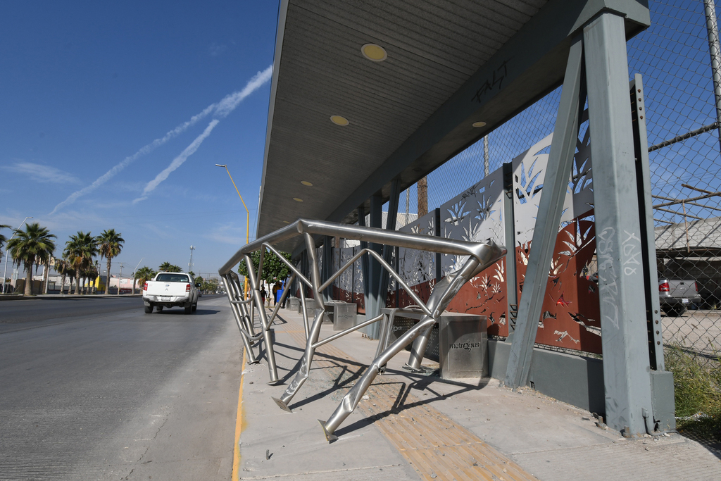 El presidente del Colegio de Arquitectos, Omar Puentes Juárez, manifestó que le falta entre 10 a 20 por ciento en mantenimiento a todo el circuito del Metrobús desde las estaciones. (EL SIGLO DE TORREÓN)