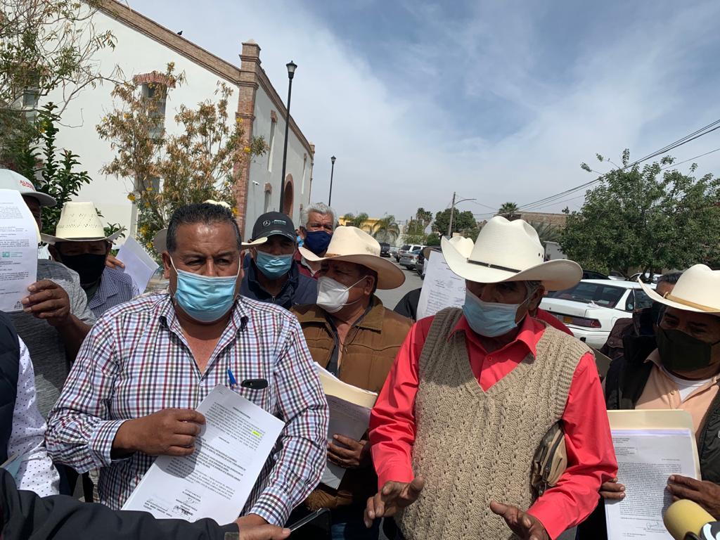 Campesinos del Módulo de Riego Nº 12 que abarca a comunidades de Durango y Coahuila se manifestaron afuera de las oficinas de Palacio de Gobierno de La Laguna de Durango para exponer que ellos son los únicos que conforman la mesa directiva.
(EL SIGLO DE TORREÓN)