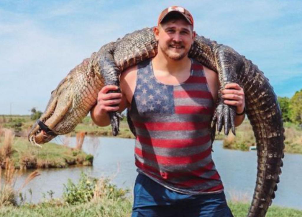 El jugador Wyatt Teller, de los Cleveland Browns, ha recibido fuerte críticas en redes sociales luego de aparecer en imágenes, tras haber cazado un caimán. (ESPECIAL)