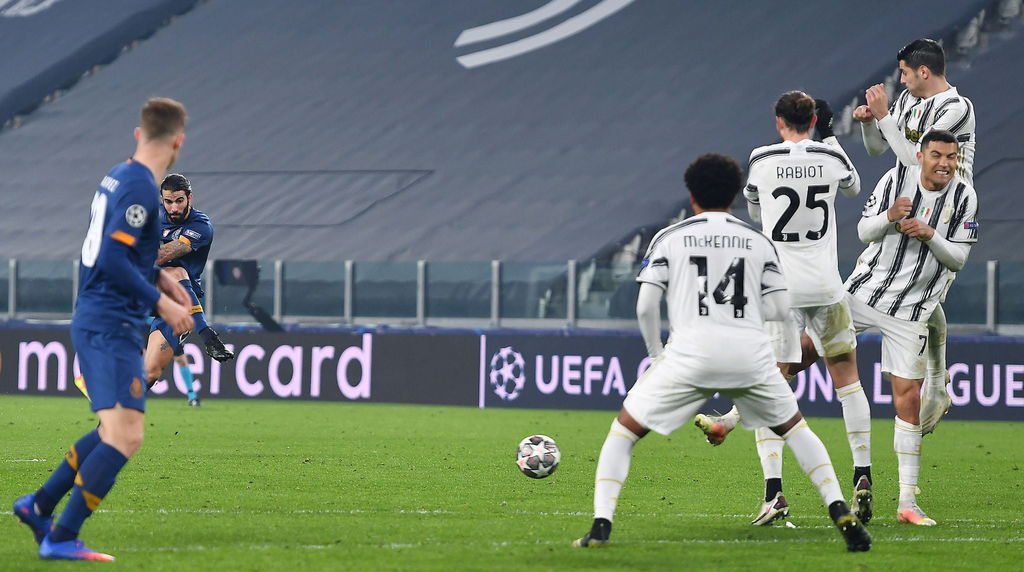 Sérgio Oliveira dispara para marcar el tanto que le dio el boleto a los cuartos de final de la Champions al Porto. (EFE)