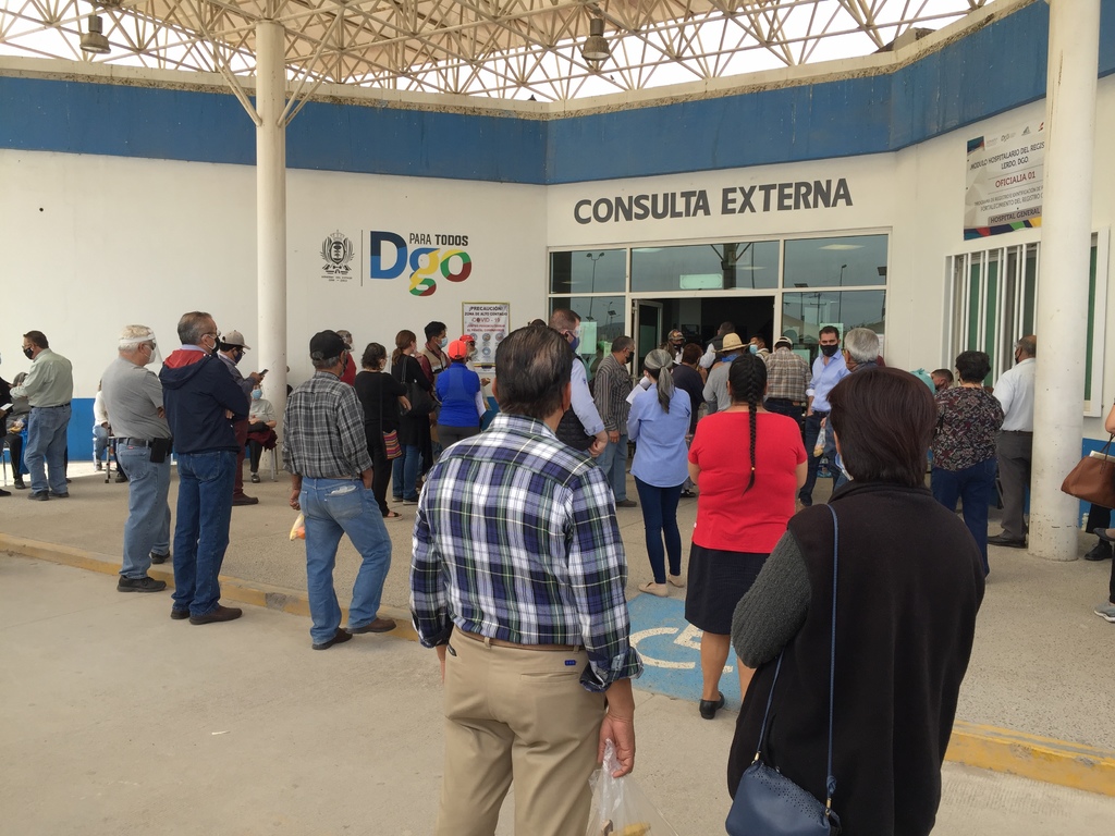 Personas de distintos puntos de La Laguna acudieron ayer al Hospital General de Lerdo en busca de poder recibir la vacuna.