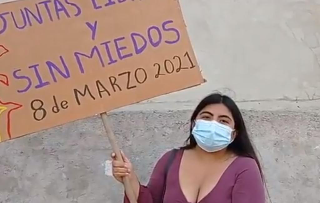 Pese a que la joven no fue acompañada durante la marcha, ésta se manifestó con un cartel a favor de los derechos de las mujeres (CAPTURA) 