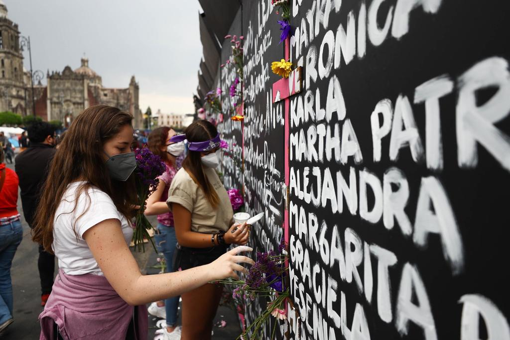 López Obrador aseguró que por respeto, tenía contemplado dejar una semana más las vallas metálicas frente a Palacio Nacional que se instalaron por el Día Internacional de la Mujer. (ARCHIVO)
