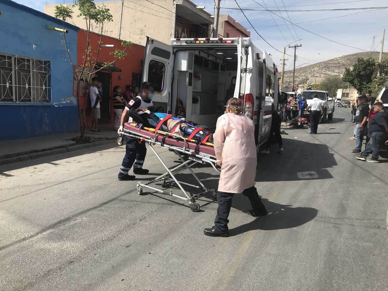 Motocicleta se impacta de frente contra camioneta en Torreón
