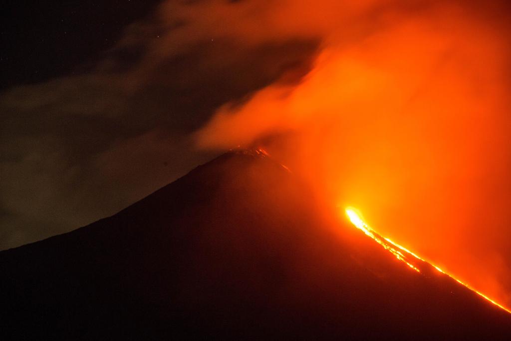 El volcán Pacaya, que se ubica unos 50 kilómetros al suroeste de la capital de Guatemala, registró este miércoles una fuerte erupción con una densa columna de ceniza que alcanzó los 4,000 metros de altura. (ARCHIVO) 

