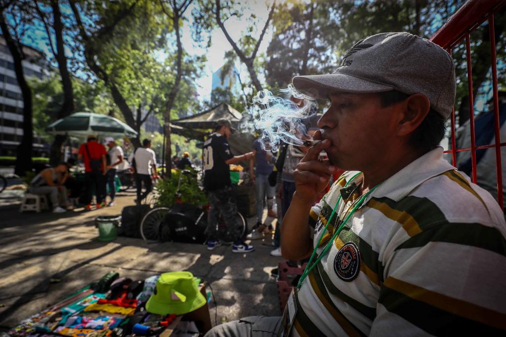 La venta y el consumo de marihuana se sigue registrando en el exterior del Senado de la República, a pesar de que desde la semana pasada las autoridades de la Ciudad de México informaron que se habían movilizado para suspender estas actividades. (ARCHIVO)