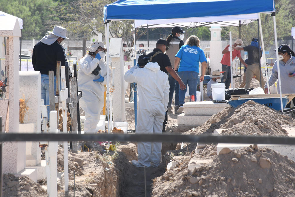 Se realiza en el marco de la exhumación masiva de cuerpos no identificados que inició el CRIH el pasado lunes en el Panteón Municipal número 2 y que tendrá una duración de 21 días. (FERNANDO COMPEÁN)