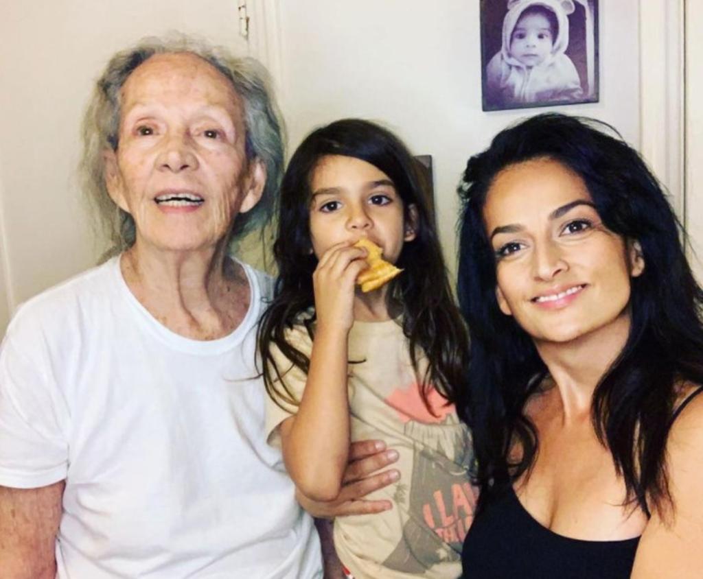 'Estoy en paz, tuvimos una vida fantástica', dijo brevemente Shaula, hija de la actriz Isela Vega, al momento de salir a comprar flores para el velorio de su mamá. (Especial) 