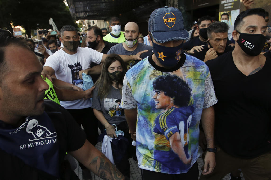 Con una mezcla de nostalgia, bronca y desborde, varios cientos de fanáticos de Diego Maradona se movilizaron el miércoles al centro de Buenos Aires para reclamar a la justicia que esclarezca su muerte ocurrida hace poco más de tres meses.
(AP)