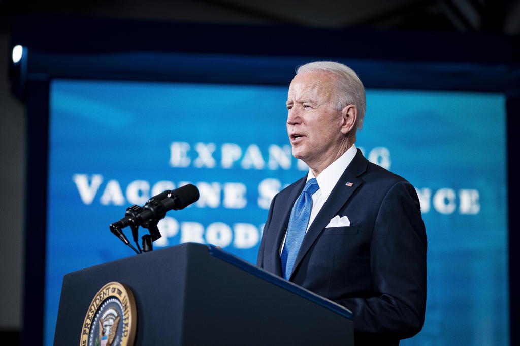 El presidente estadounidense, Joe Biden, confirmó este miércoles que su Gobierno 'compartirá' las vacunas de COVID-19 que ha adquirido con el resto del mundo si tiene excedentes, algo que parece probable a juzgar por los contratos que ha negociado Washington. (EFE)

