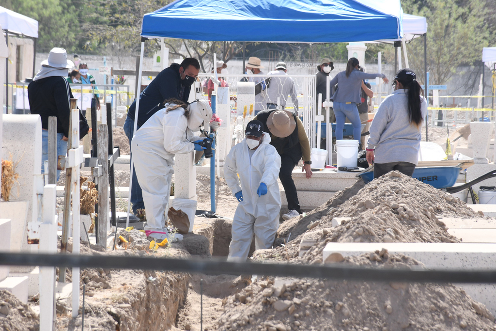 Arqueólogos, criminólogos y excavadores conforman el equipo de recuperación. Los trabajos de exhumación masiva iniciaron desde el lunes y tendrán una duración de 21 días. Entre mayo y junio se realizarán más exhumaciones en la ciudad de Torreón. (FERNANDO COMPEÁN)