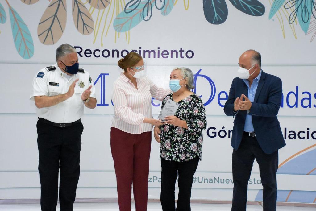 Zonia Dorotea Maldonado Medina fue reconocida por la alcaldesa tras su servicio como la primera mujer policía en el municipio.