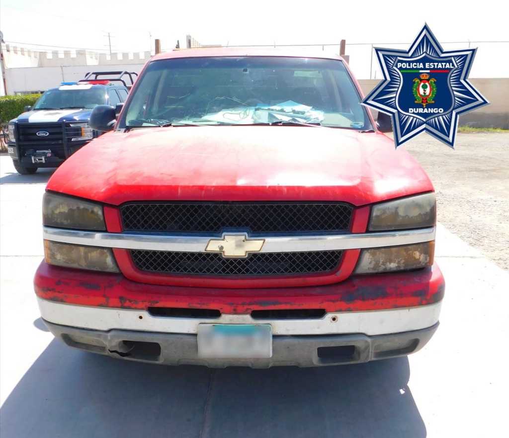 La camioneta roja tenía reporte de robo en San Luis Potosí. (EL SIGLO DE TORREÓN)