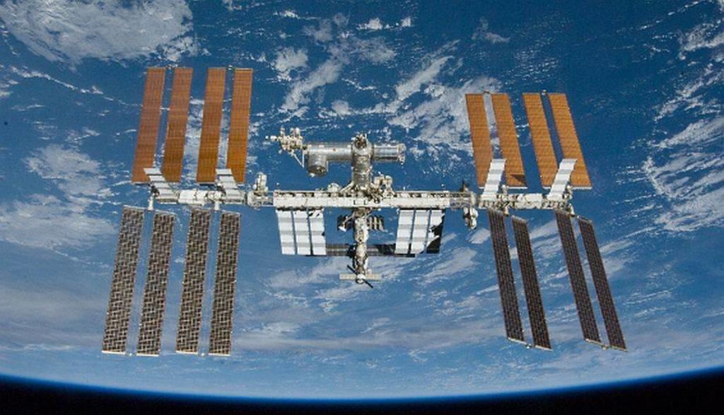 Los cosmonautas rusos Serguéi Rízhikov y Serguéi Kud-Sverchkov terminaron de sellar las fisuras detectadas en la Estación Espacial Internacional (EEI), informó el fabricante ruso de naves espaciales Energuia en un comunicado difundido por Roscosmos, la agencia de Rusia. (ESPECIAL) 
