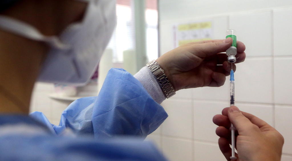 La Agencia Europea del Medicamento (EMA) recomendó “seguir administrando” la vacuna del COVID-19 de AstraZeneca en la Unión Europea (UE), suspendida hoy por varios países europeos por problemas de coagulación diagnosticados tras la vacunación, y consideró que “los beneficios de la vacuna siguen superando sus riesgos”. (ARCHIVO) 