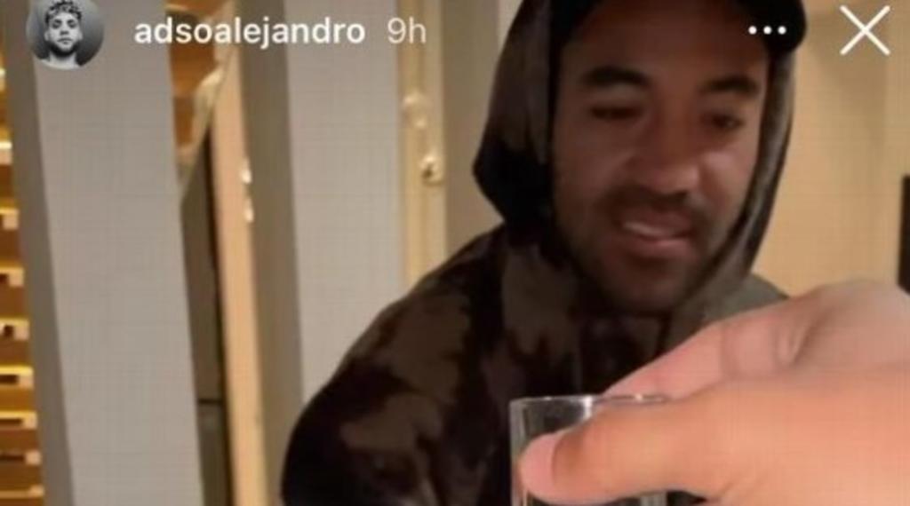 Brindando con tequila, Marco Fabián y el cantante peruano Adso Alejandro, aparecieron en redes sociales mostrando un ambiente de fiesta en la casa del jugador mexicano. (ESPECIAL)