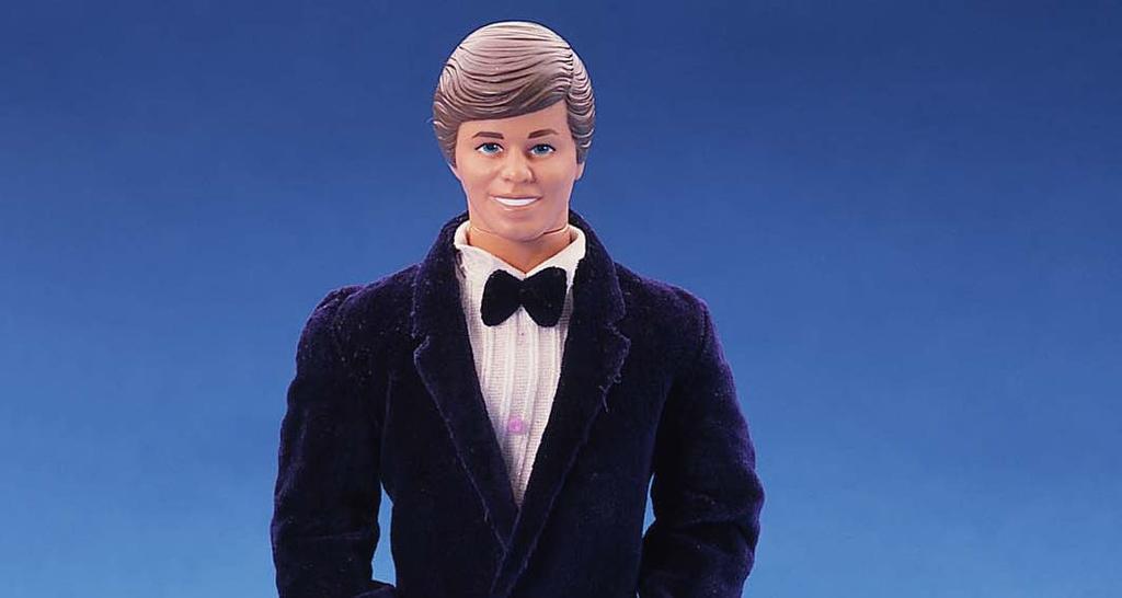 Menos popular y más joven que su novia Barbie, el muñeco Ken, que acompañó las aventuras de la muñeca más famosa del mundo, cumple este jueves 60 años y Mattel, la compañía fabricante, lo celebra con una reproducción del original de 1961. (ESPECIAL) 