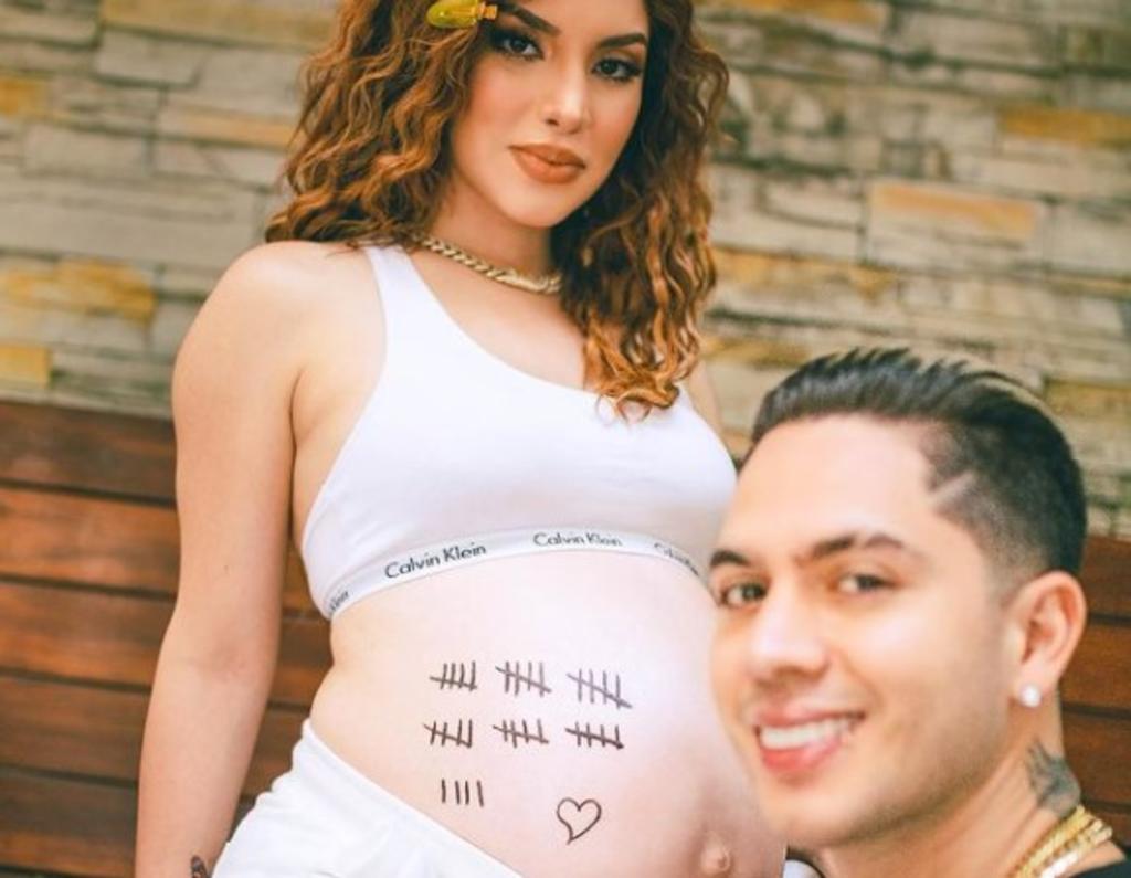 Al ritmo del tema infantil 'Vaca Lechera', el youtuber e influencer Juan de Dios Pantoja publicó un TikTok bebiendo presuntamente la leche materna de su esposa, la también creadora de contenido Kimberly Loaiza. (Especial) 