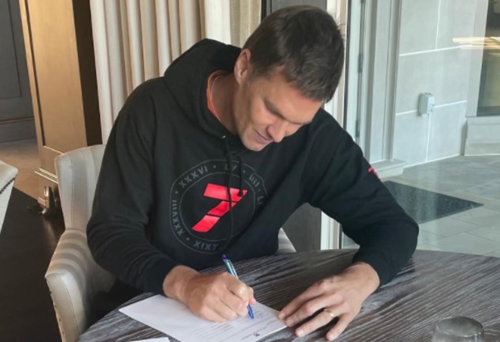 Tom Brady ha aparecido en sus redes sociales para confirmar la renovación de su contrato por un año más con Tampa Bay Buccaneers, y para advertir que irá en busca de su octavo Super Bowl. (ESPECIAL)
