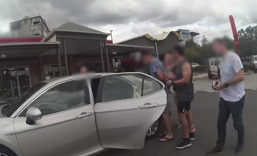 Al llegar al lugar acordado con la 'niña', policías de Queensland, estaban esperando al hombre para arrestarlo (FACEBOOK)   