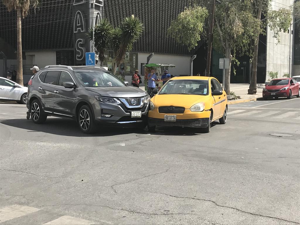 Los hechos ocurrieron cerca de las 14:30 horas en el cruce de la avenida Matamoros y la calle Cepeda.
(EL SIGLO DE TORREÓN)
