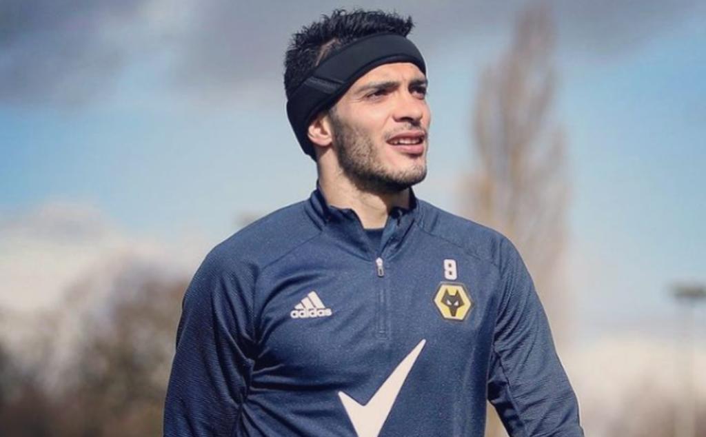 El mexicano Raúl Jiménez reapareció en los entrenamientos con el Wolverhampton de Inglaterra, a través de un video publicado en las redes sociales del equipo, se puede ver al futbolista integrado con sus compañeros. (ESPECIAL)

