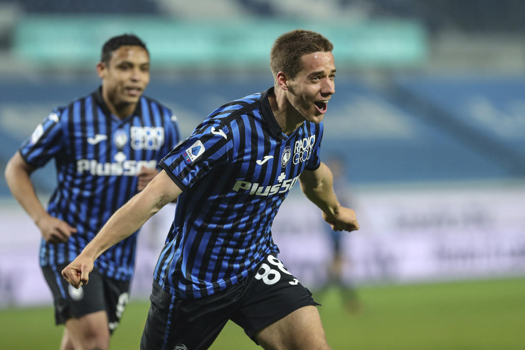 Mario Pasalic del Atalanta celebra tras anotar un gol durante el partido de la Serie A italiana contra Spezia, en Bérgamo, Italia, el viernes 12 de marzo de 2021. (Stefano Nicoli/LaPresse vía AP)


