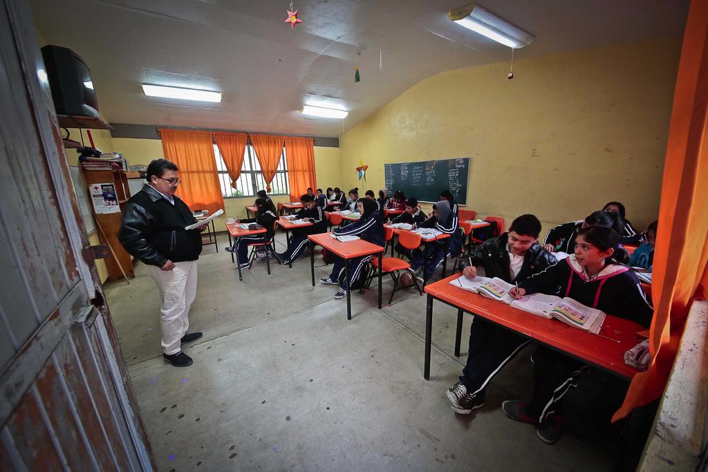 El presidente López Obrador adelantó que antes de terminar el actual ciclo escolar se regresará a clases presenciales, una vez que se haya vacunado contra COVID-19 al personal educativo. (ARCHIVO)