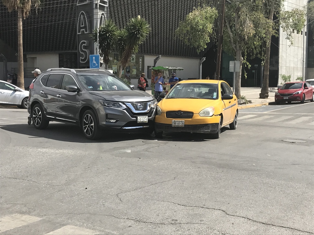 Un elemento pedestre de la Dirección de Tránsito y Vialidad fue el primero en atender el reporte.