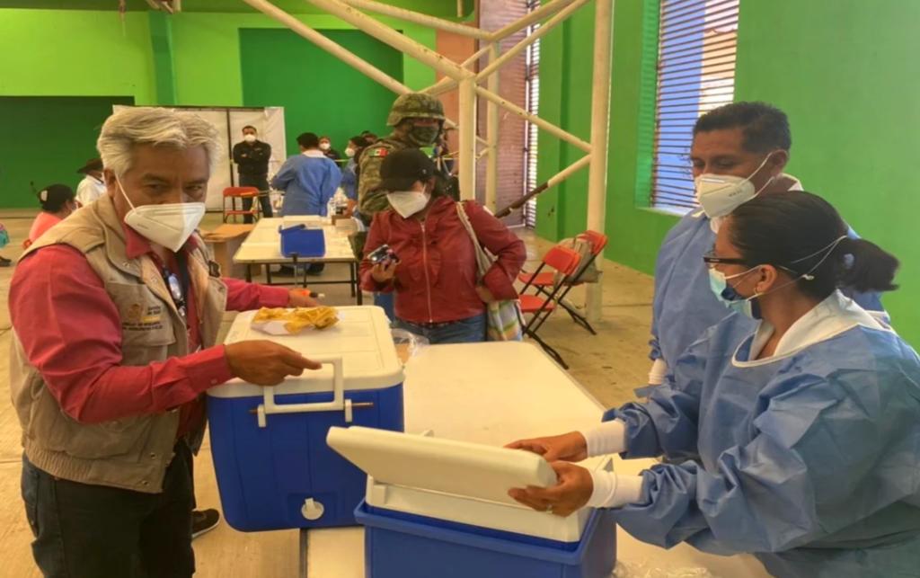 Con inconvenientes como ese y con poco más de dos horas de retraso, este viernes arrancó la vacunación en 11 municipios conurbados de la capital de Oaxaca, los mismos en los que el miércoles pasado se tuvo que cancelar el proceso por falta de dosis.
(EL UNVIERSAL)